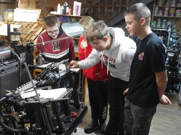 4 young people setting up a machine in the card game factory Stralsund ©SPEICHER_Leute e.V.